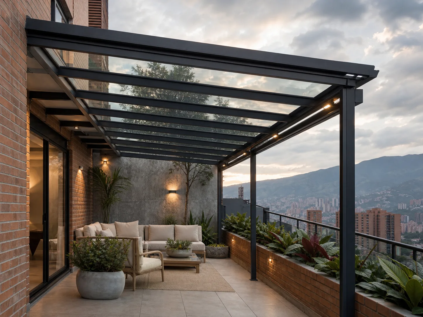 Pérgola con cubierta transparente de vidrio templado en una terraza de Medellín