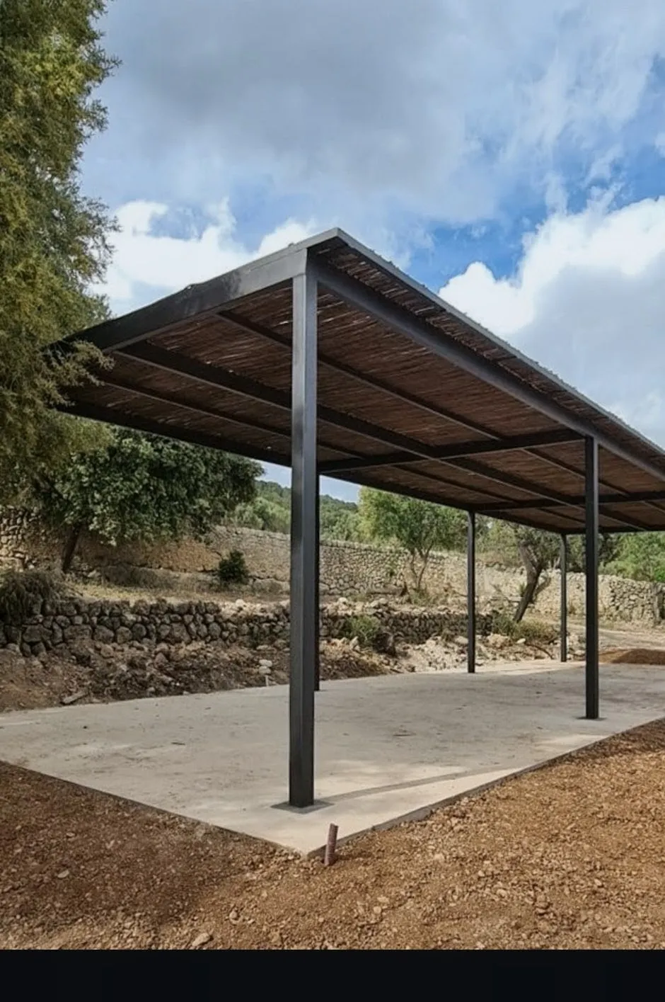 Pérgola metálica amplia instalada en un espacio exterior abierto