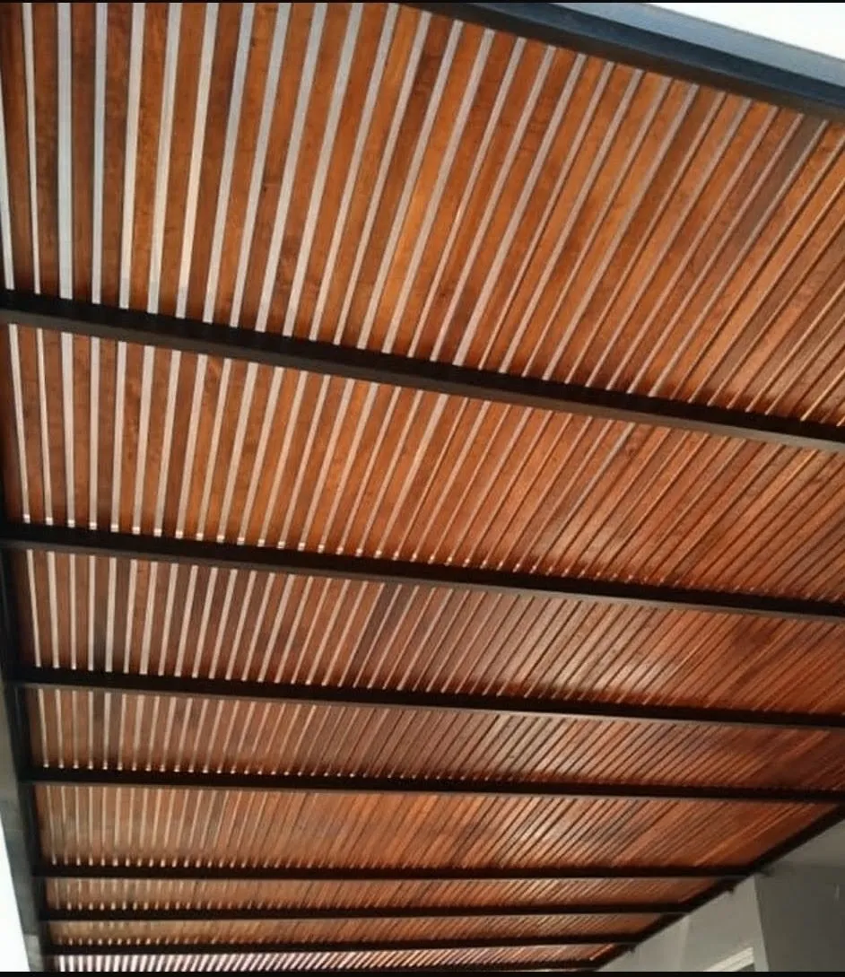 Detalle de cubierta de pérgola con acabado decorativo cálido