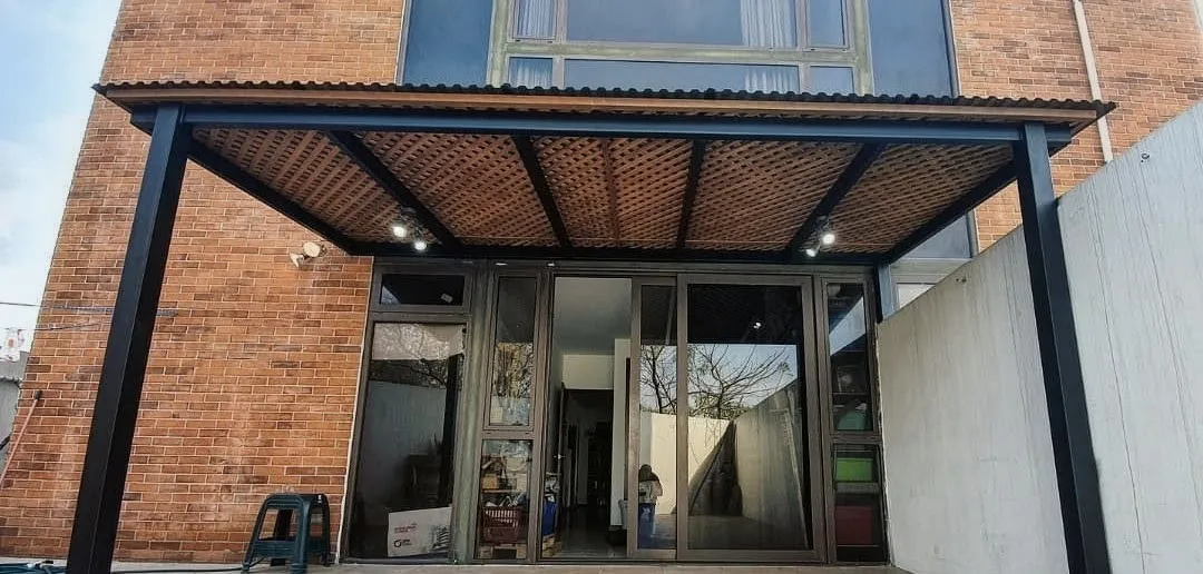 Detalle de techo y cubierta para pérgola en Medellín