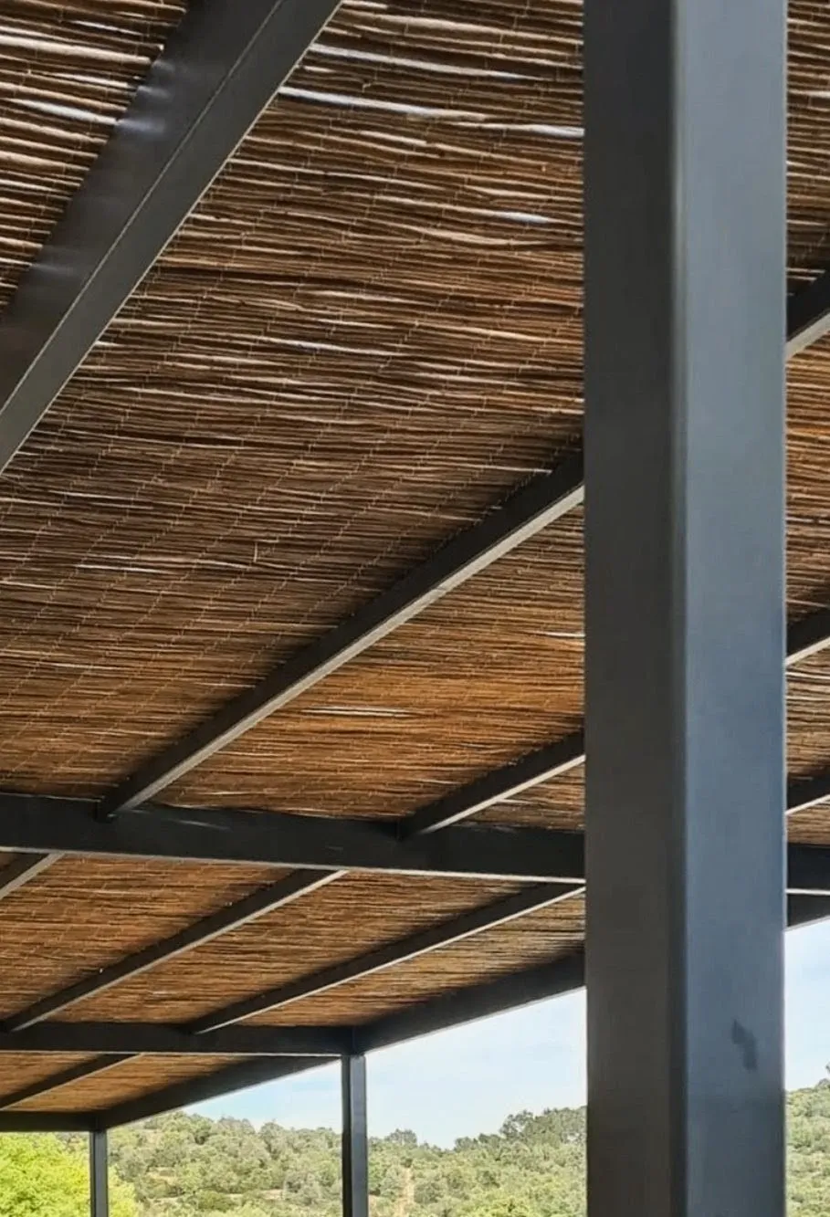 Detalle de estructura de pérgola para mantenimiento en Medellín
