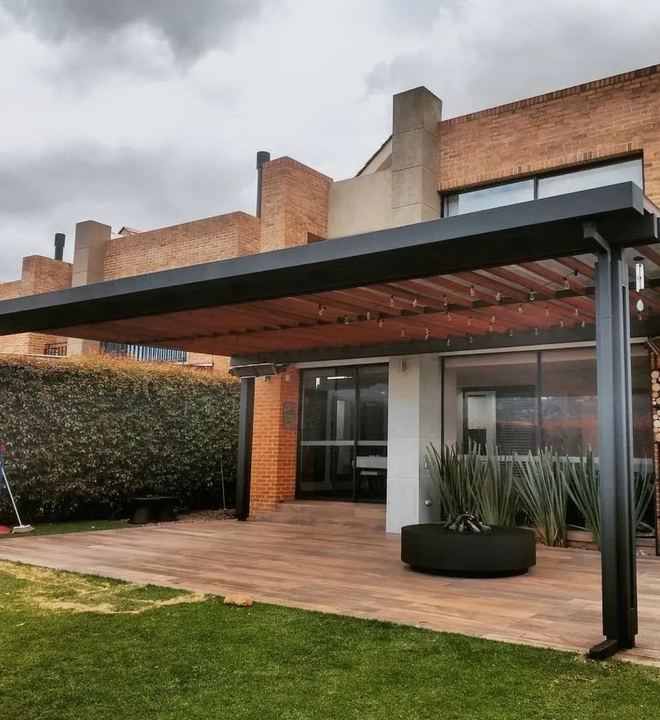 Detalle de estructura metálica de pérgola instalada