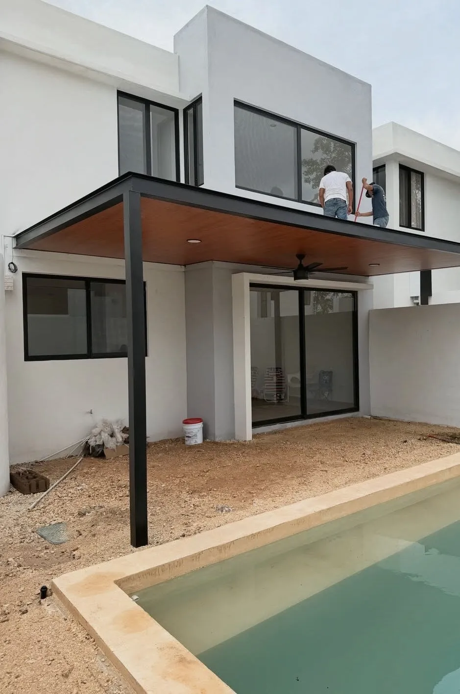 Pérgola metálica instalada para patio residencial