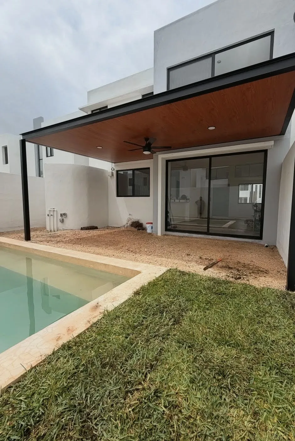 Pérgola metálica instalada en una terraza residencial con piscina en Medellín